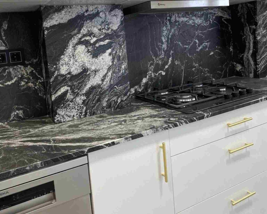reforma de cocina en Talavera Luxury Black Kitchen